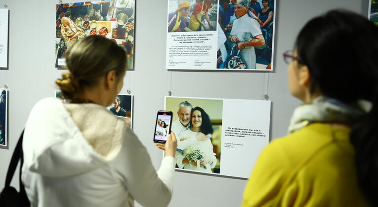 В Челябинске открылась благотворительная фотовыставка «Донбасс. Волонтеры. Истории»