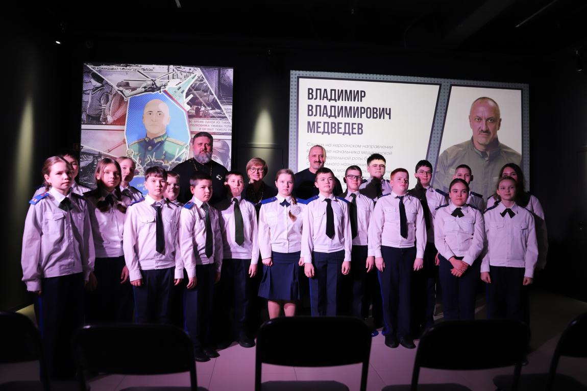 В честь открытия новой выставки в парке прошел открытый диалог с военным врачом