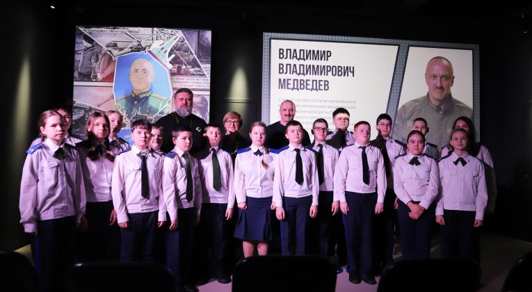 В честь открытия новой выставки в парке прошел открытый диалог с военным врачом